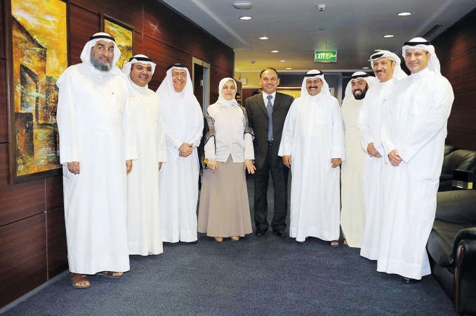 هند الصبيح وهاشم الرفاعي مع موظفي التخطيط خلال حفل الاستقبال اسامة ابوعطية