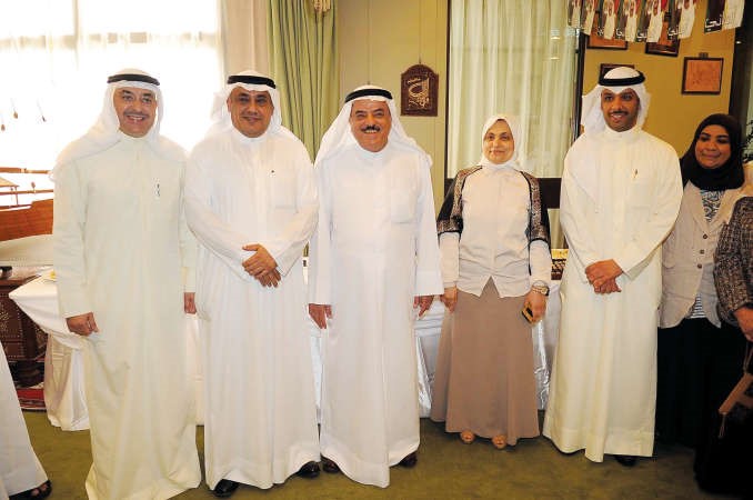 هند الصبيح ودمطر المطيري ومحمد الكندري يتوسطون المهنئين في الشؤون اسامة ابوعطية