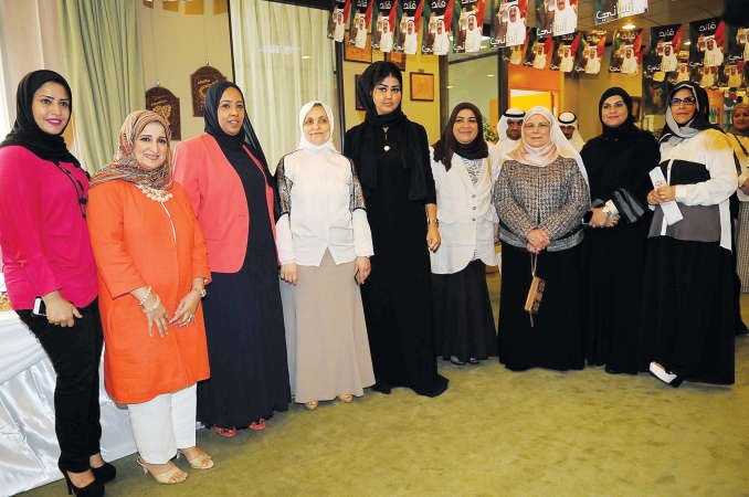 الصبيح مع موظفي ادارة العلاقات العامة في الشؤون