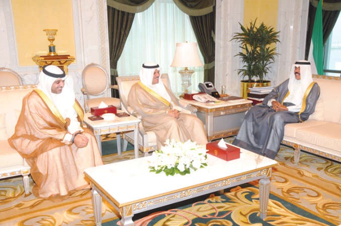سمو نائب الامير وولي العهد الشيخ نواف الاحمد مستقبلا الشيخ سلمان الحمود والشيخ محمد العبدالله ﻿