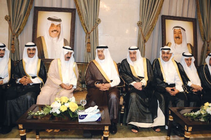 الامير سلطان بن سلمان والشيخ فيصل الحمود والشيخ ثامر جابر الاحمد والشيخ حمد جابرالعلي وامير العجمان الشيخ سلطان سلمان بن حثلين والسفير السعودي دعبدالعزيز الفايز﻿