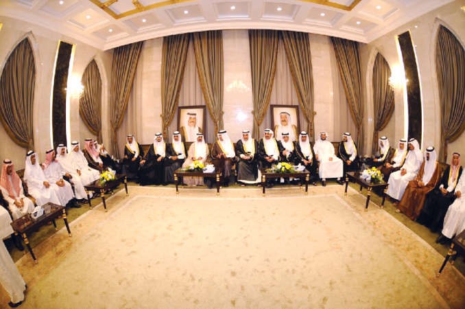 صاحب السمو الملكي الامير سلطان بن سلمان وكبار الحضور في ديوان امير العجمان﻿