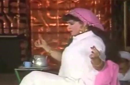 بالفيديو.. جورج كلوني يتحدى الراقصات الشرقيات في "رقصة الاصابع"