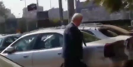 فيديو مقزز.. قذف مرتضى منصور بـ "البول" في الشارع