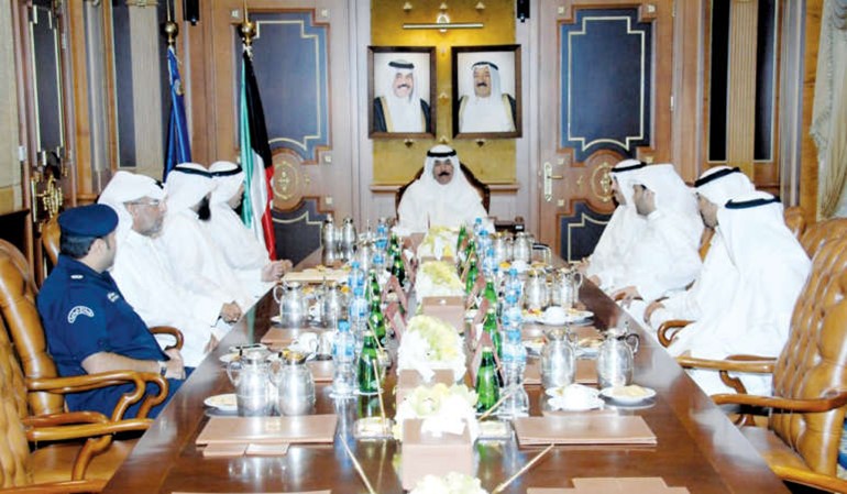 الشيخ محمد الخالد خلال لقائه رئيس واعضاء بعثة الحج الكويتية﻿
