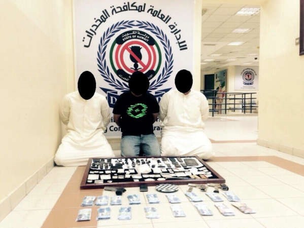 المتهمون الثلاثة وامامهم المضبوطات ﻿