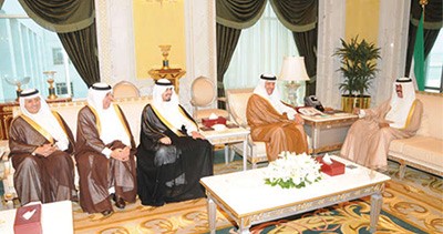 سمو ولي العهد الشيخ نواف الاحمد مستقبلا صاحب السمو الملكي الامير سلطان بن سلمان بن عبدالعزيز بحضور السفير السعودي دعبدالعزيز الفايز