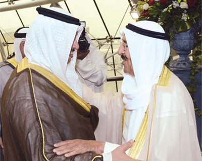 صاحب السمو الامير الشيخ صباح الاحمد مصافحا سمو رئيس الوزراء الشيخ جابر المبارك