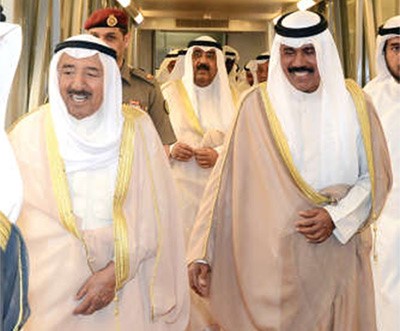 صاحب السمو الامير الشيخ صباح الاحمد لدى وصوله وفي استقباله سمو ولي العهد الشيخ نواف الاحمد ويبدو الشيخ مشعل الاحمد