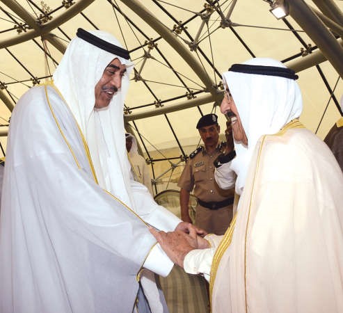 صاحب السمو الامير مصافحا الشيخ صباح الخالد