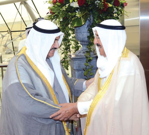 صاحب السمو الامير مصافحا سمو الشيخ ناصر المحمد