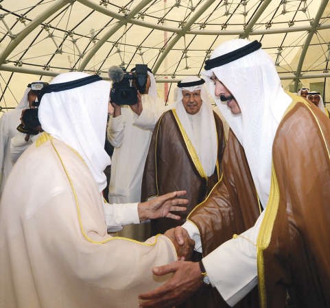 الشيخ محمد الخالد مصافحا صاحب السمو ويبدو السفير احمد فهد الفهد