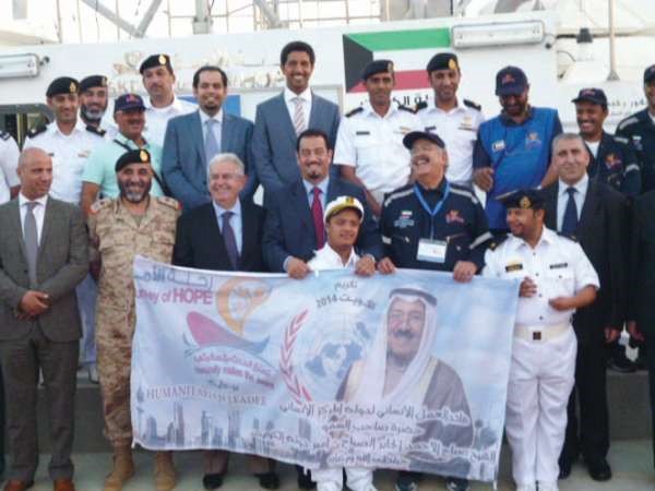 السفير د حمد الدعيج متوسطا طاقم قارب رحلة الامل في مدينة العقبة﻿