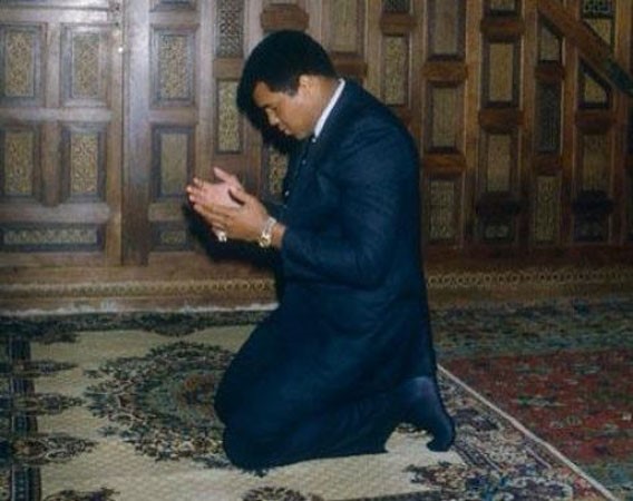 نشطاء يتداولون خبر وفاة أسطورة الملاكمة "محمد علي كلاي" 