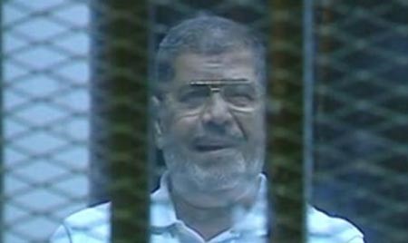 بالفيديو.. لماذا ضحك مرسي بشدة أثناء محاكمته؟ 