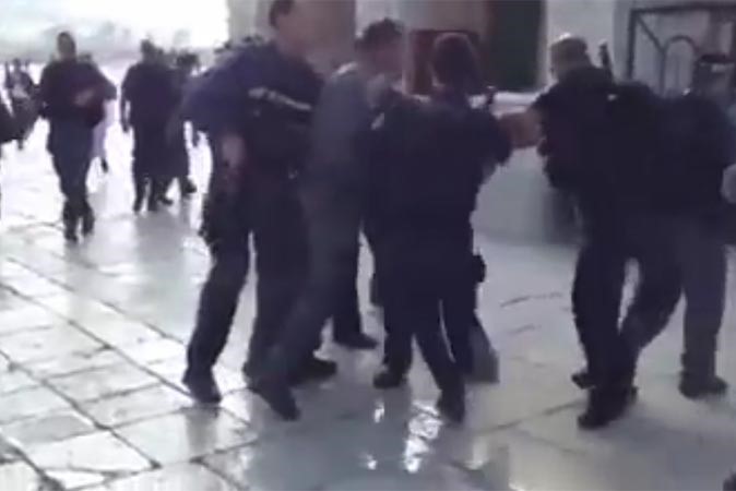 بالفيديو.. اعتداء همجي على أحد حراس المسجد الأقصى