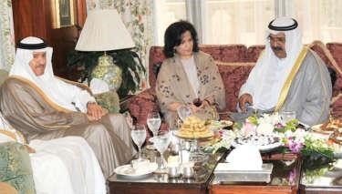  الشيخ ناصر صباح الاحمد اثناء زيارته لصاحب السمو الملكي الامير سلطان بن سلمان بن عبدالعزيز والشيخة مي بنت محمد ال خليفة ﻿