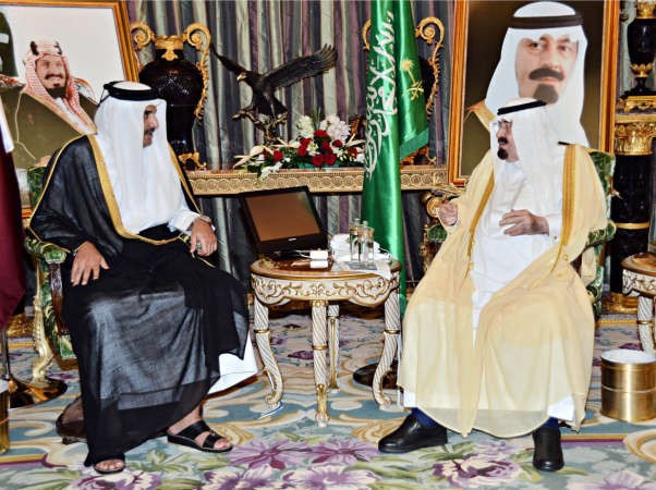 خادم الحرمين الشريفين الملك عبدالله بن عبدالعزيز مستقبلا امير قطر الشيخ تميم بن حمد ال ثاني	واس ﻿