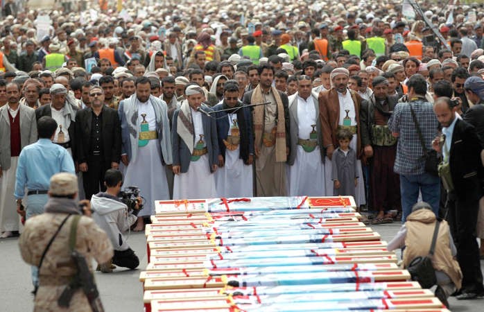 يمنيون مؤيدون للحوثيين خلال تشييعهمامس جثامين مسلحين قضوا في تفجير مطلع هذا الاسبوع	 افپ ﻿