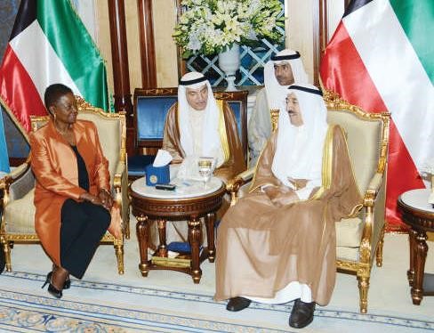 صاحب السمو الامير الشيخ صباح الاحمد مستقبلا وكيلة الامين العام للامم المتحدة ومنسقة الاغاثة فاليري اموس ﻿