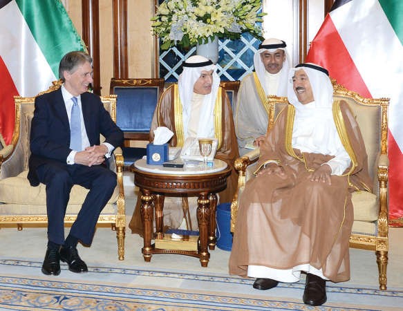 صاحب السمو الامير الشيخ صباح الاحمد مستقبلا وزير خارجية المملكة المتحدة فيليب هاموند ﻿