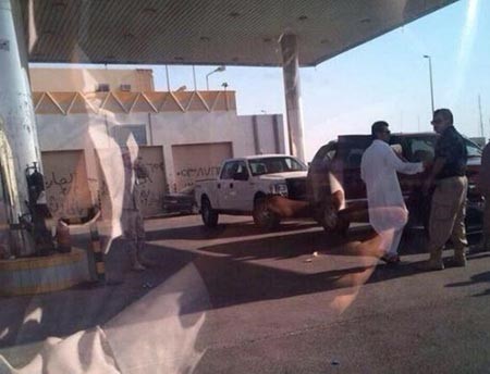 شاهد عبدالعزيز الرشيد قاتل الأميركي في الرياض.. وصور جريمته