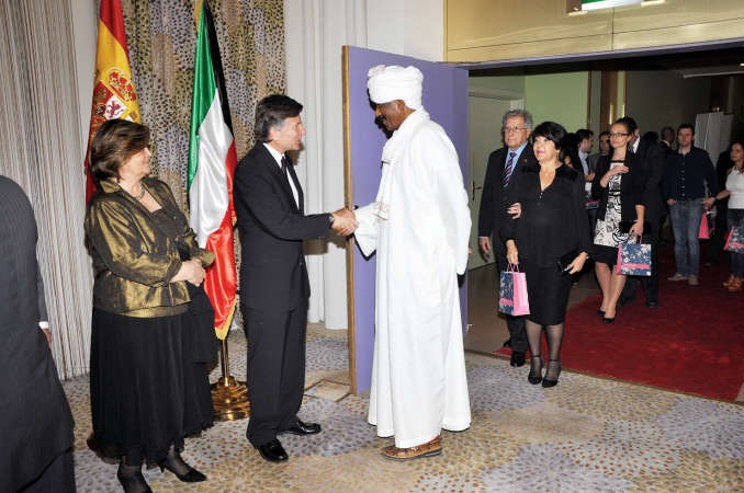 السفير السوداني يقدم التهاني 