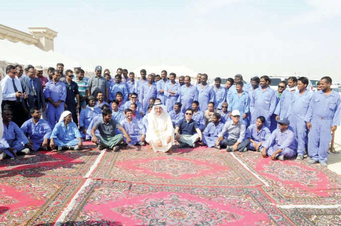 م عبدالعزيز الابراهيم في صورة مع عدد من الفنيين والعمال﻿
