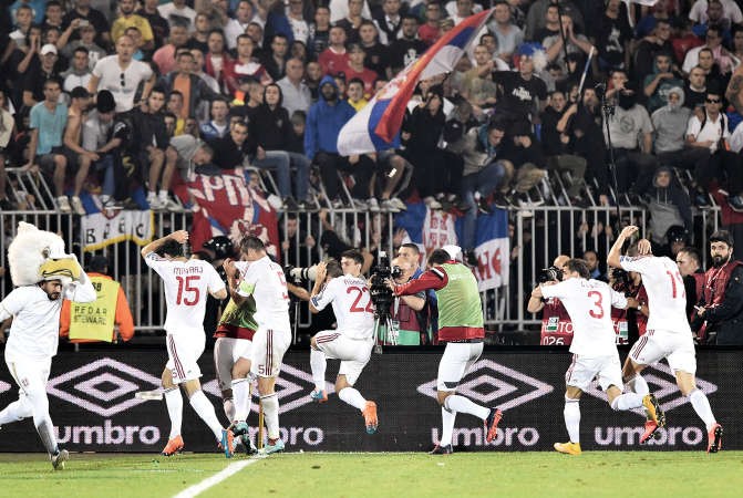 مشجعو المنتخب الصربي يقذفون لاعبي المنتخب الالبانيبالزجاجات الفارغة 