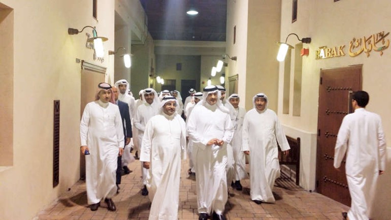 صاحب السمو الملكي الامير سلطان بن سلمان برفقة محمد عبدالعزيز الشايع مع كبار الشخصيات في جولة بمنطقة السوق في الافنيوز