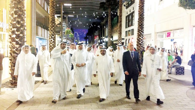 صاحب السمو الملكي الامير سلطان بن سلمان متوسطا محمد عبدالعزيز الشايع والشيخ محمد العبدالله المبارك الصباح مع كبار الشخصيات اثناء جولتهم داخل منطقة غراند افنيو