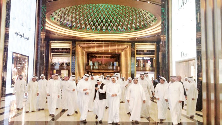 صاحب السمو الملكي الامير سلطان بن سلمان والوفد المرافق لسموه بجانب السفير الشيخ ثامر الجابر الاحمد الصباح ومحمد عبدالعزيز الشايع مع كبار الشخصيات اثناء جولتهم داخل منطقة برستيج في الافنيوز