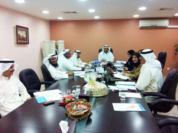 ﻿د خالد الرشيد خلال اجتماعه مع اعضاء اللجنة﻿