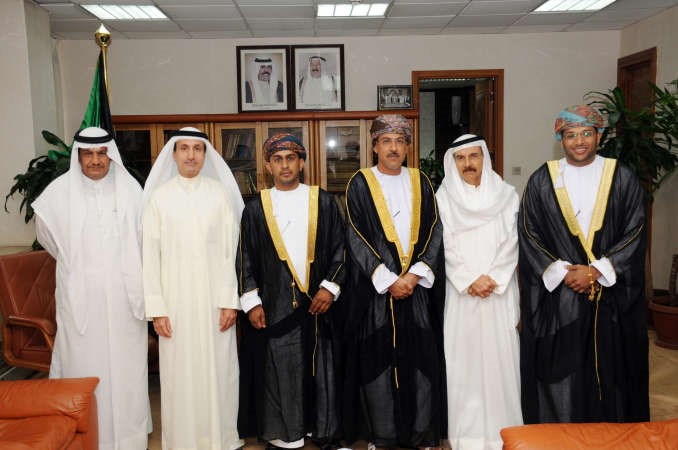 المستشار فيصل المرشد متوسطا وفد الادعاء العام العماني لدى زيارته الى الكويت﻿