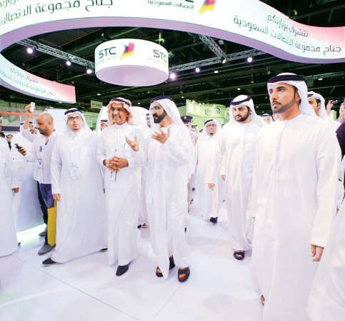 محمد بن راشد في جناح STC بجايتكس وعلى يمينه معبدالعزيز الصقير﻿