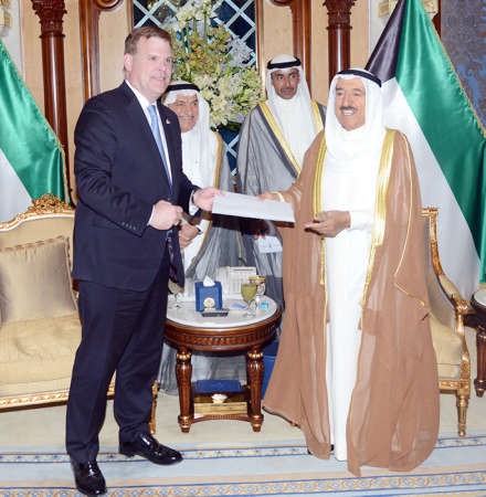 صاحب السمو الامير الشيخ صباح الاحمد يتسلم من وزير خارجية كندا جون بيرد رسالة خطية من حاكم عام كندا﻿