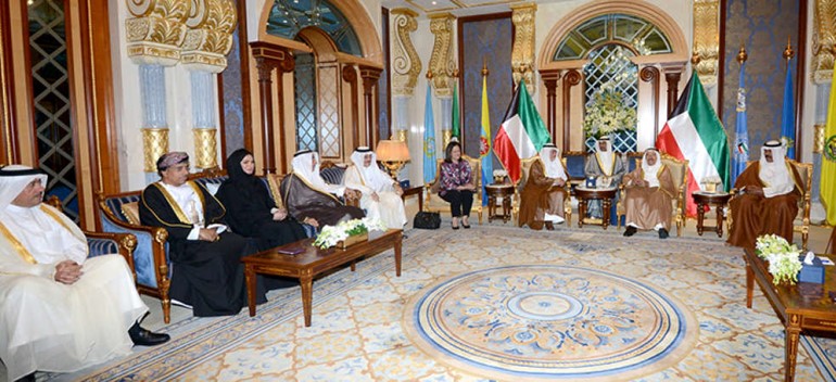 صاحب السمو الامير الشيخ صباح الاحمد خلال لقائه بوزراء الاعلام والثقافة الخليجيين بحضور سمو ولي العهد الشيخ نواف الاحمد ﻿