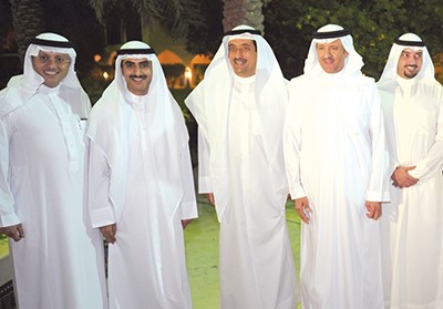 لقطة جماعية تجمع من اليمين مرزوق خالد المرزوق والامير سلطان بن سلمان وفواز خالد المرزوق والشيخ ثامر جابر الاحمد وسلمان بندر السديري