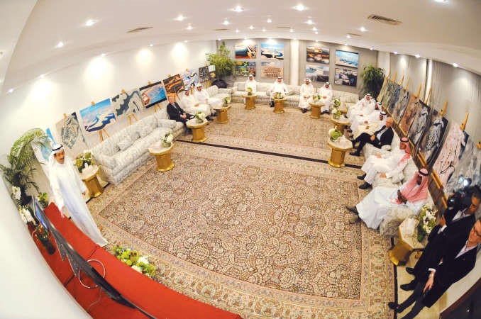 الحضور يستمعون لشرح من فواز خالد المرزوق عن مشروع مدينة صباح الاحمد البحرية