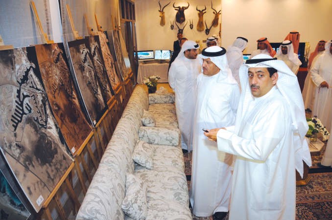 ضيف الكويت الكبير يطالع لوحات مراحل المشروع