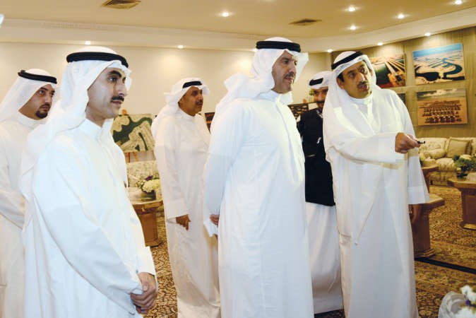 فواز خالد المرزوق يشرح للحضور الكريم مراحل المشروع والامير سلطان بن سلمان والشيخ حمد جابر العلي
والشيخ ثامر جابر الاحمد ومرزوق خالد المرزوق يتابعون