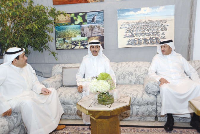 صاحب السمو الملكي الامير سلطان بن سلمان بن عبدالعزيز ال سعود والشيخ ثامر جابر الاحمد وفواز خالد المرزوق يتبادلون الحديث