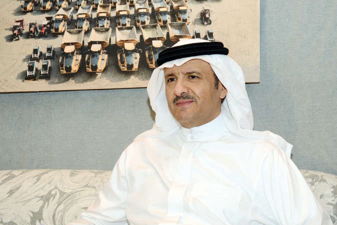 صاحب السمو الملكي الامير سلطان بن سلمان بن عبدالعزيز ال سعود مستمعا لشرح عن مشروع مدينة صباح الاحمد البحرية