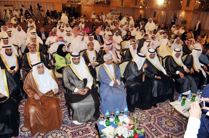 الشيخ صباح الخالد متوسطا الشيخ محمد العبدالله والشيخ سلمان الحمود ودعبداللطيف الزياني وعددا من وزراء الاعلام الخليجيين خلال افتتاح الملتقى قاسم باشا