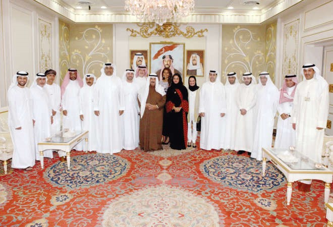 سمو الشيخ ناصر المحمد مستقبلا وفدا من المشاركين في الملتقى الاعلامي الخليجي الثاني﻿