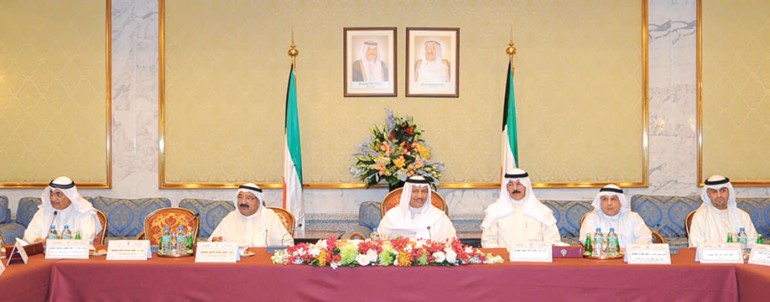 سمو الشيخ جابر المبارك مترئسا اجتماع المجلس الاعلى للتخطيط ويبدو الشيخ ناصر صباح الاحمد والشيخ محمد الخالد ودعبدالمحسن المدعج والشيخ خالد الجراح وانس الصالح﻿