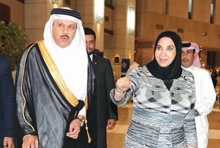 د سعاد الصباح مع الامين العام لمجلس التعاون الخليجي عبداللطيف الزياني﻿