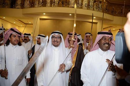 الفنان بشير غنيم يشارك ابو تركي في اداء العرضة النجدية