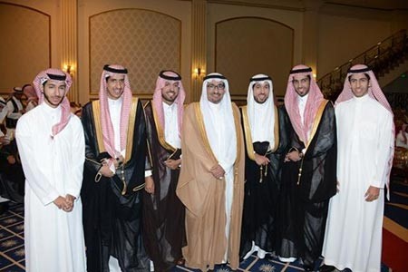 صورة جماعية لابو تركي وابنائه
