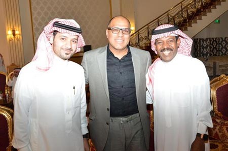 الزميل وليد عنتر يتوسط الفنان بشير غنيم والمخرج فهد الحمود